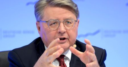 Theodor Weimer im Februar 2024 bei der Bilanzpressekonferenz der Deutschen Börse. Foto: Rainer Unkel I Imago.