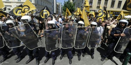 BRD-Irrsinn: Ausreiseverbot gegen Identitäre!