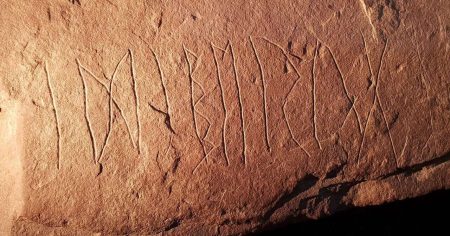 Die Geheimnisse des uralten Runensteins