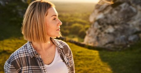 Alzheimer: Der stille Angriff auf unser Gedächtnis Nachdenkliche Frau im Sonnenlicht – Symbol für Gedächtnis und Gehirngesundheit