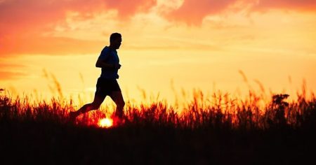 Antioxidantien: Der heimliche Krieg in unseren Zellen Mann läuft bei Sonnenuntergang in der Natur – Symbol für Zellenergie, Vitalität und Gesundheit
