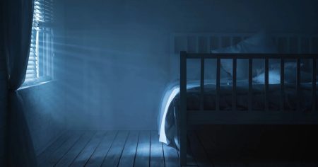 Leeres Bett in der Nacht mit Licht durchs Fenster – Schlaflosigkeit und innere Unruhe