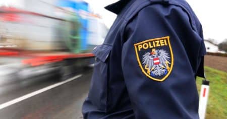 Polizist in Österreich (Symbolbild). Foto: elmar gubisch / Shutterstock
