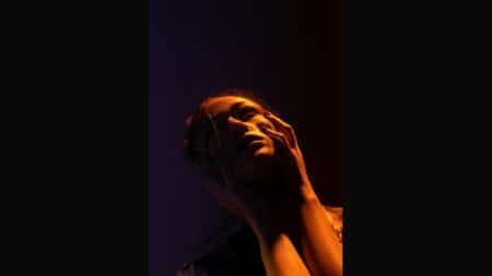 Frau in dunklem Licht hält sich das Gesicht – Symbol für unerträglichen Schmerz