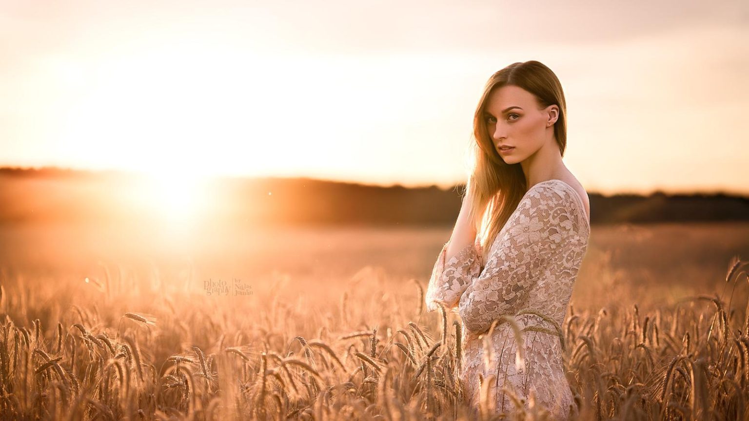 Junge Frau im Weizenfeld bei Sonnenuntergang – Symbolbild für natürliche Anti-Aging-Mittel und gesunde Hautpflege