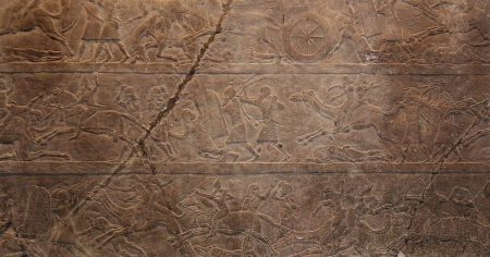 Götter? Aliens? Assyrisches Relief gibt Rätsel auf
