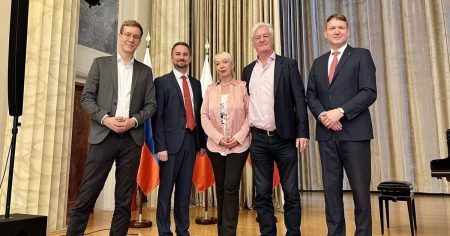 COMPACT in der russischen Botschaft empfangen