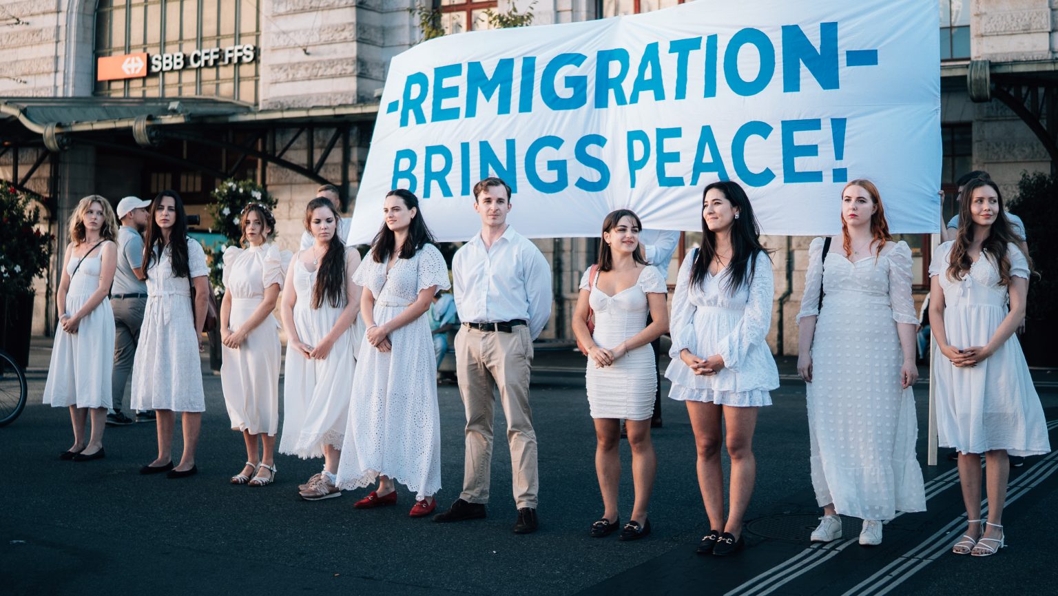 Aktivisten der "Jungen Tat" bei einer gemeinsamen Aktion mit der Frauenbewegung Lukreta. Foto: Junge Tat