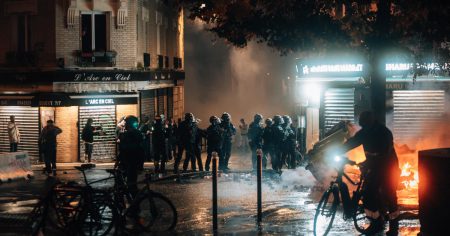 Paris: Linke Brandstifter und rechte Zuschauer
