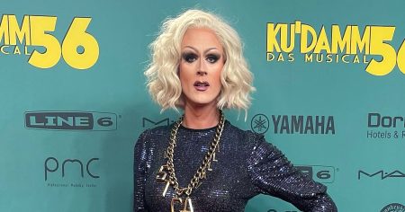Drag-Promi zwischen Kinderporno und BRD-Elite Unter Kinderporno-Verdacht: Drag Queen Jurassica Parka (bürgerlich: Mario Olszinski) 2021 bei einer Theaterpremiere am Berliner Kurfürstendamm. Foto: Mario Olszinski, CC BY-SA 4.0, Wikimedia Commons