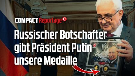 Russischer Botschafter gibt Putin unsere Medaille