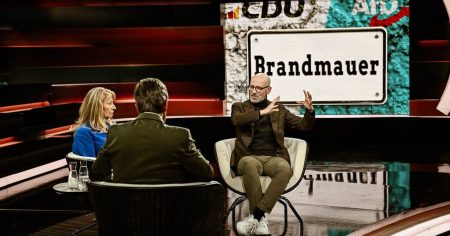 Frankfurt und Berlin: Die Bandmauer zerfällt