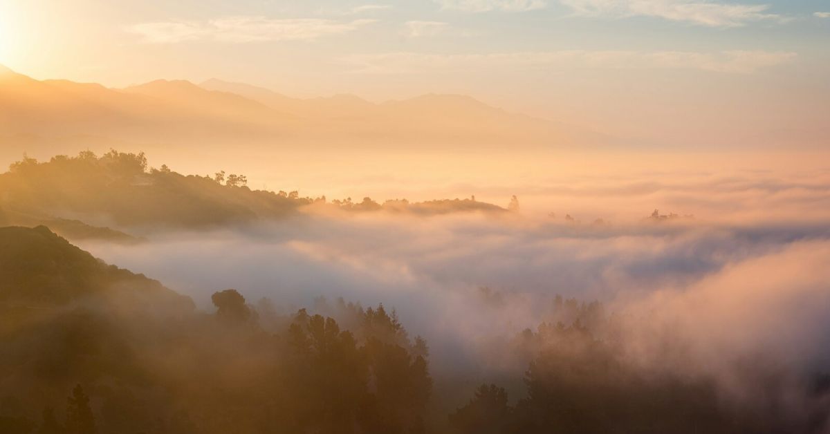 Herz unter Druck: Die stille Gefahr Nebel über Landschaft als Symbol für die stille Gefahr von Bluthochdruck