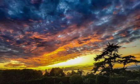 Dramatischer Himmel als Symbol für stille Entzündungen und fortschreitenden Gelenkverschleiß