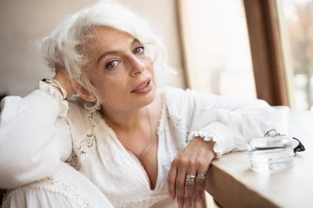 Ruhige, nachdenkliche Frau im Tageslicht – Sinnbild für geistige Klarheit, Gedächtniserhalt und innere Stärke