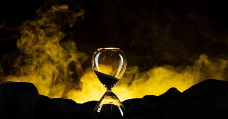 Sanduhr im dunklen Licht als Symbol für Alterung und den stillen Verschleiß des Körpers