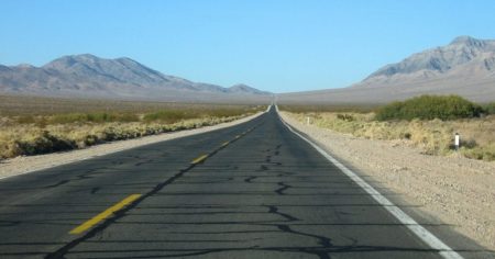 Leere Straße am Horizont als Sinnbild für Altern und schleichenden Verfall