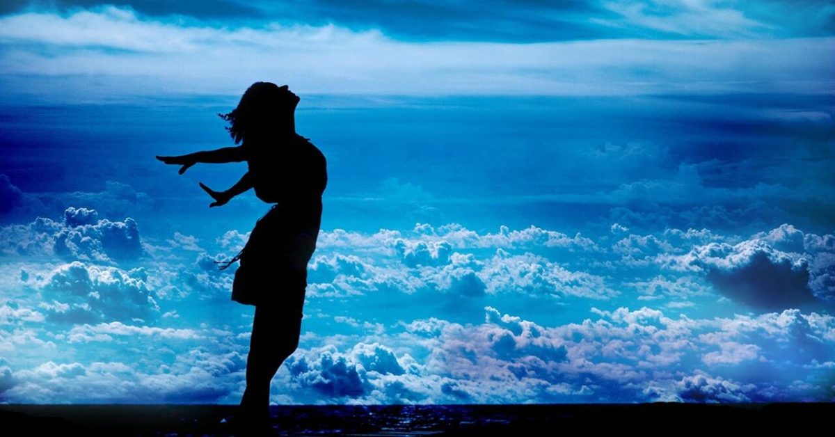 Immunsystem: Wenn die Abwehr schwächelt Silhouette einer Frau vor dramatischem Himmel als Symbol für Immunsystem und innere Stabilität