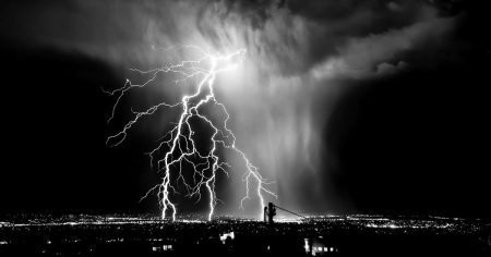 Dramatischer Blitz über einer Stadt als Symbol für Belastung und Stress der Leber