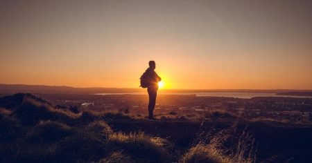 Silhouette eines Mannes im Sonnenuntergang – Symbol für Sonnenmangel und Vitamin-D-Defizit