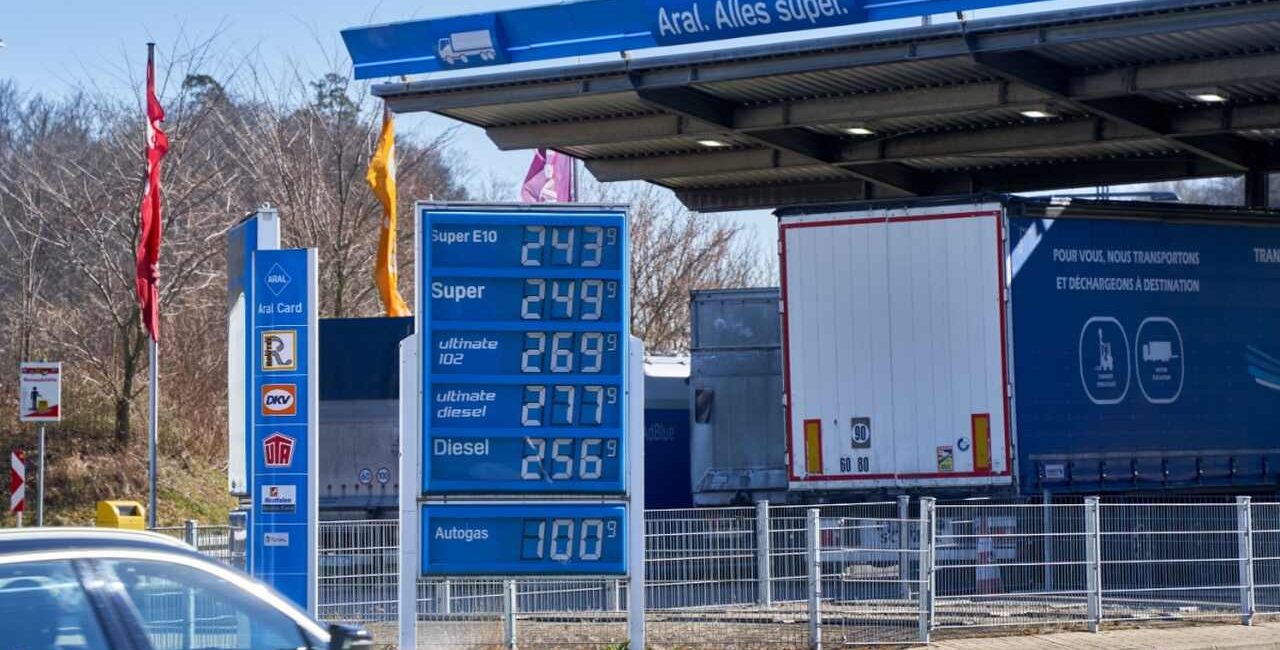 Horrende Spritpreise: Hier an einer Aral-Tankstelle in Sindelfingen (Baden-Württemberg). Foto: Jan von nebenan / Shutterstock