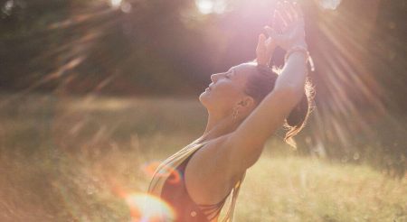 Frau im Sonnenlicht in der Natur – Energie, Bewegung und Licht für ein starkes Immunsystem