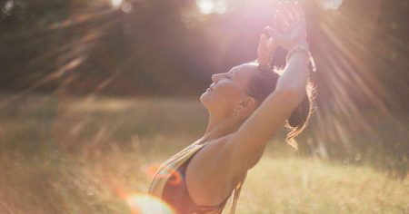 Frau im Sonnenlicht in der Natur – Energie, Bewegung und Licht für ein starkes Immunsystem