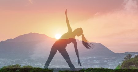 Frau macht Yoga im Sonnenlicht – Symbol für Gesundheit, Bewegung und Entzündungsreduktion