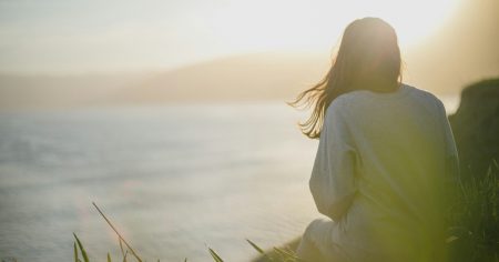 Der Darm – unser zweites Gehirn Frau in der Natur steht für Balance, Energie und Darmgesundheit