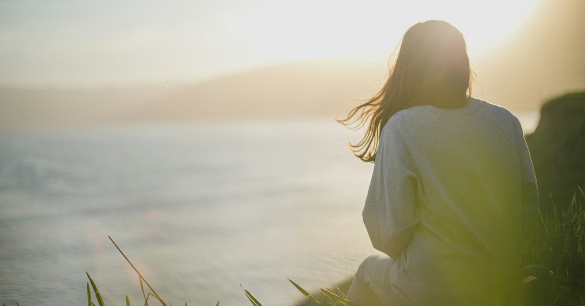 Der Darm – unser zweites Gehirn Frau in der Natur steht für Balance, Energie und Darmgesundheit