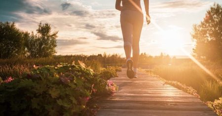 Warum wir ständig müde sind Frau läuft im Sonnenlicht als Symbol für zurückgewonnene Energie und Stoffwechselbalance