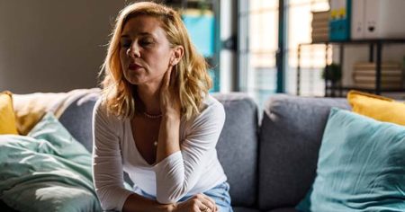 Warum wir ständig krank werden Frau wirkt erschöpft und krank als Symbol für ein geschwächtes Immunsystem