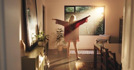 Erschöpft und ausgelaugt? Astragalus gibt neue Energie Frau öffnet sich dem Morgenlicht als Symbol für neue Energie, Astragalus und Lebenskraft