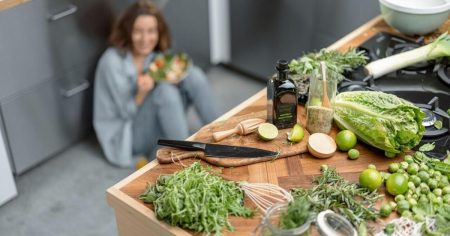 Herz unter Druck? Astragalus bringt neue Stärke Frische Lebensmittel in der Küche als Symbol für Stoffwechsel, Herzgesundheit und innere Ordnung