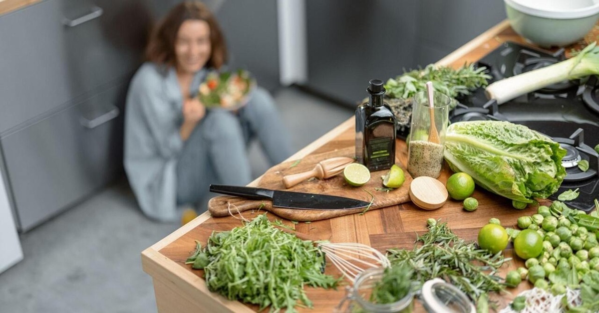 Herz unter Druck? Astragalus bringt neue Stärke Frische Lebensmittel in der Küche als Symbol für Stoffwechsel, Herzgesundheit und innere Ordnung