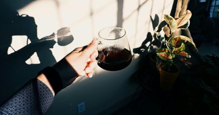 Tasse im Morgenlicht als Symbol für Zellschutz, Astragalus und innere Ruhe