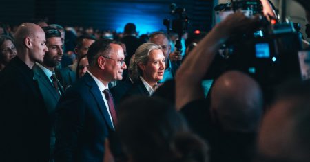 AfD: Doppelspitze gehalten, Stahlhelme gestärkt