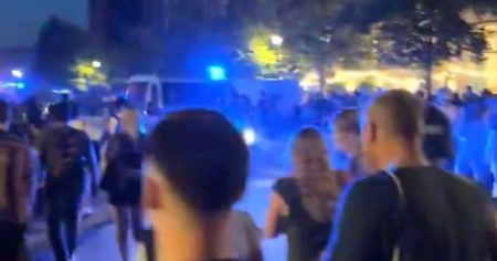 EIL: Auto rast in Berliner CSD! Abbruch! Anschlag?