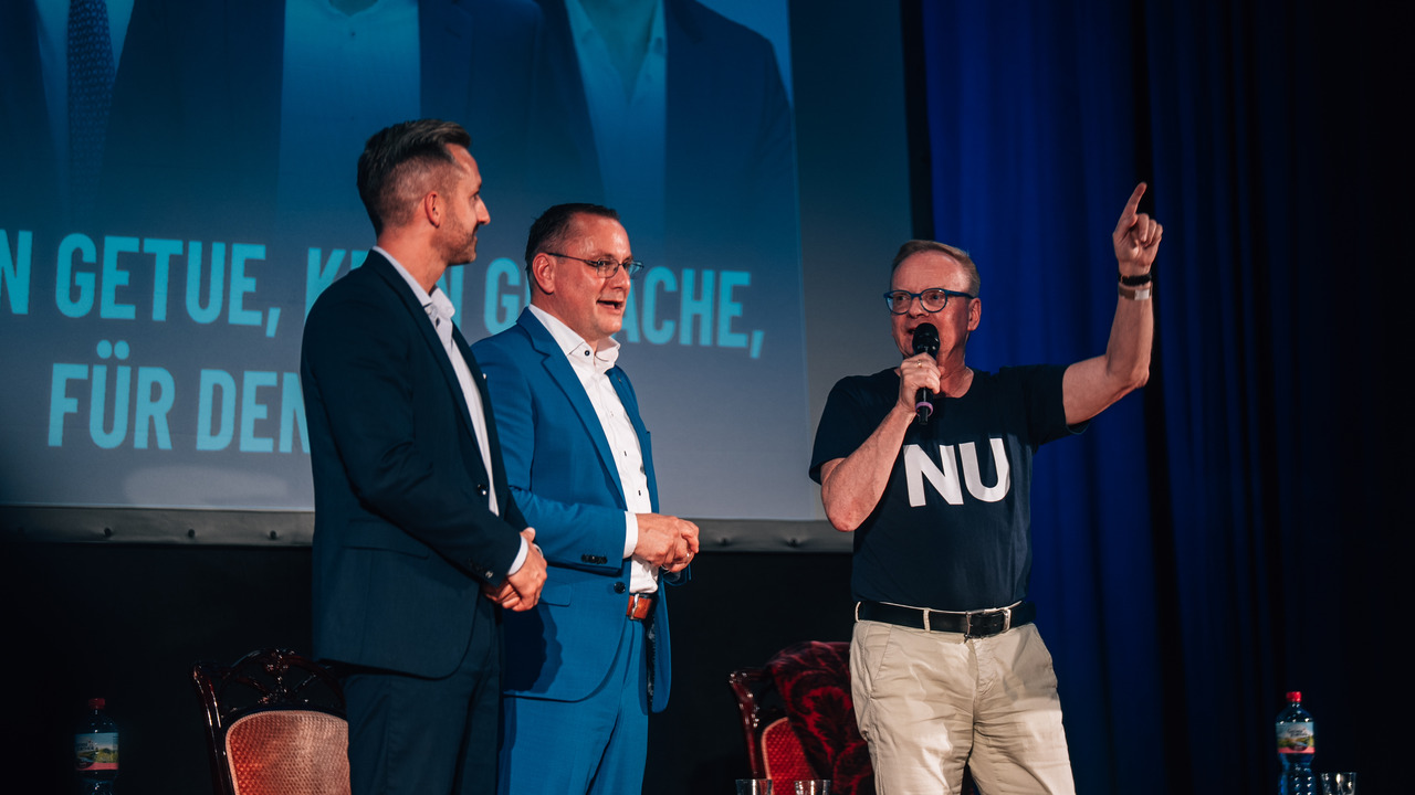 Knaller: Chrupalla und Steimle singen DDR-Hymne