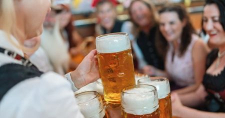 Trachten-Antifa im Oktoberfest-Zelt