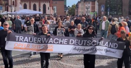Hunderte gedenken Opfern von Migrantengewalt