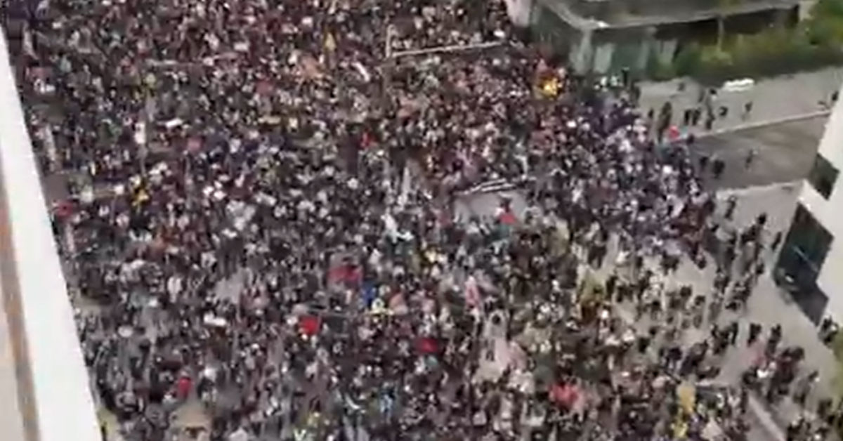 Neue Proteste: Friedliche Demos & Krawalle