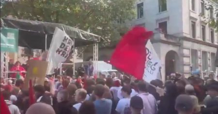 Um BSW-Rede zu verhindern: Antifa stürmt Bühne