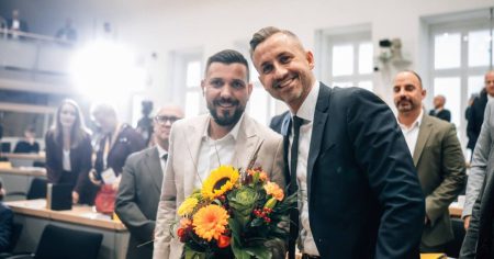Blumen und Nazi-Vorwürfe: Der Triumph der AfD!